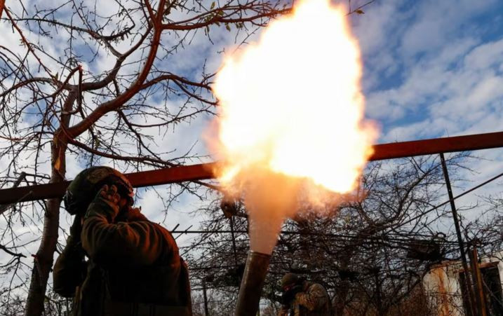 Trong khi đó, tỉnh Kharkov, thành trì quan trọng nhất của Ukraine ở miền đông Ukraine đã trở thành tâm điểm cạnh tranh giữa hai bên. Sau khi quân Ukraine tiến vào khu vực Kursk, đã ngăn chặn thành công hàng chục nghìn quân chủ lực tinh nhuệ của “Cụm quân phía Bắc”, khiến Quân đội Nga gặp khó khăn trong việc tập hợp một nhóm tấn công lớn để tấn công Kharkov.