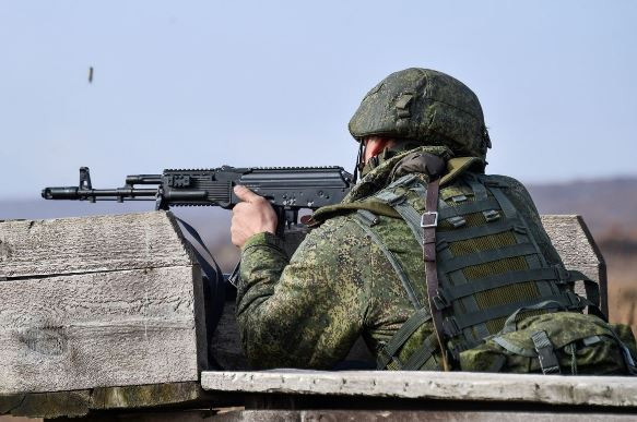 Ngoài vấn đề về nguồn cung cấp đạn pháo, lực lượng tinh nhuệ của Quân đội Nga còn bị tổn thất nghiêm trọng. Lính dù, thủy quân lục chiến và lực lượng đặc biệt Nga đã mất đi một lượng lớn cựu chiến binh được huấn luyện bài bản trong gần 1.000 ngày chiến đấu, khiến chất lượng tổng thể của lực lượng đặc biệt suy giảm.