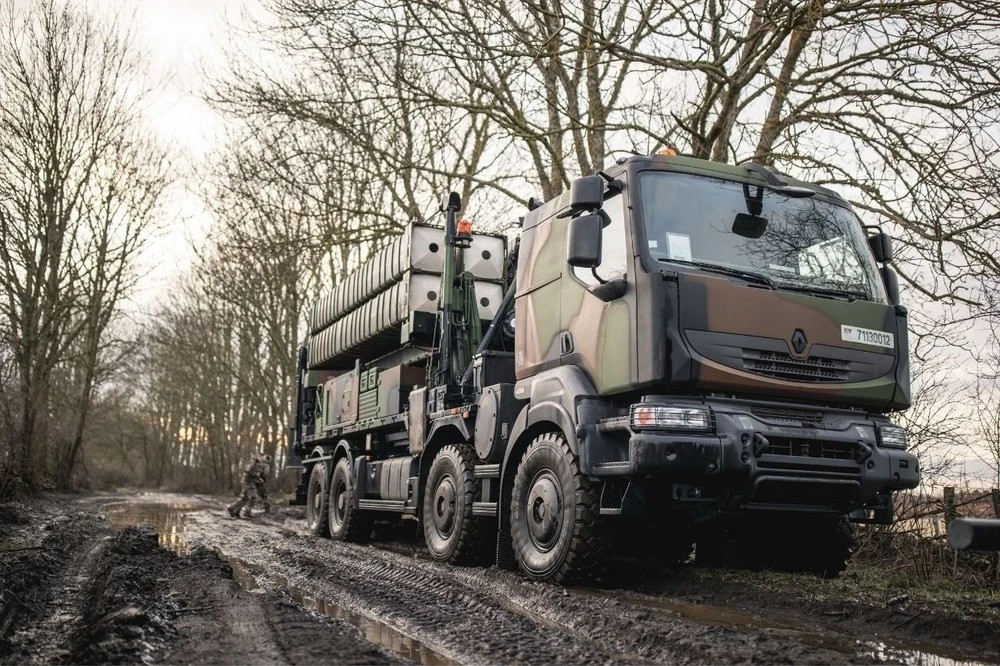 Khóa huấn luyện bao gồm giới thiệu qua về lý thuyết, huấn luyện mô phỏng và huấn luyện thực tế với hệ thống Patriot. Bất chấp rào cản ngôn ngữ, các giáo viên người Mỹ đã ghi nhận khả năng thích nghi và tốc độ học tập ấn tượng của lính phòng không Ukraine. Họ được mô tả là những học viên “tuyệt vời”, thể hiện động lực và sự sẵn sàng làm chủ hệ thống phòng không hiện đại. 