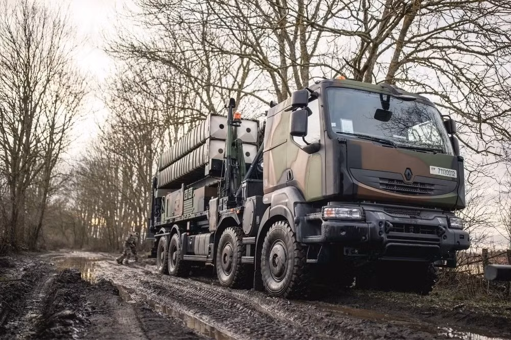 Khóa huấn luyện bao gồm giới thiệu qua về lý thuyết, huấn luyện mô phỏng và huấn luyện thực tế với hệ thống Patriot. Bất chấp rào cản ngôn ngữ, các giáo viên người Mỹ đã ghi nhận khả năng thích nghi và tốc độ học tập ấn tượng của lính phòng không Ukraine. Họ được mô tả là những học viên “tuyệt vời”, thể hiện động lực và sự sẵn sàng làm chủ hệ thống phòng không hiện đại. 