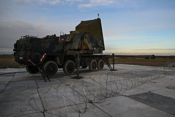 Lực lượng Ukraine đầu tiên được huấn luyện chuyển loại sử dụng tên lửa Patriot tại Fort Sill gồm 65 người, ít hơn so với số lượng tiêu chuẩn; nhưng vẫn đủ quân số chủ chốt, để thành lập một tiểu đoàn chiến đấu. Đợt đầu đã hoàn thành khóa đào tạo vào tháng 3/2023, sớm hơn dự kiến, và trở về Ukraine tiếp nhận vũ khí và bước vào chiến đấu ngay.