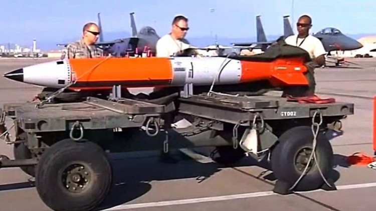 Còn ở phía bên kia, cũng theo Reuters, NATO đã tuyên bố rằng, họ chuẩn bị sử dụng vũ khí thông thường và các vũ khí chiến lược khác, để răn đe Nga và Mỹ cam kết “sẽ không triển khai tên lửa mới ở châu Âu”.