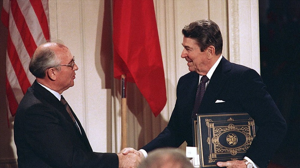 Vào năm 1987, những người đứng đầu Mỹ và Liên Xô cũ đã ký “Hiệp ước Mỹ-Liên Xô về loại bỏ tên lửa tầm trung và tầm ngắn giữa Mỹ và Liên Xô” (Hiệp ước về loại bỏ tên lửa tầm trung, viết tắt là INF) tại Washington. 