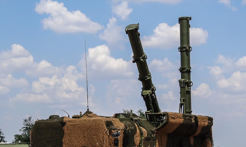 Vào tháng 10/2018, Mỹ cáo buộc Nga “tái phạm các điều khoản của Hiệp ước” và chính thức rút khỏi hiệp ước vào ngày 2/2/2019. Cùng ngày, Nga cũng thông báo rằng, để đáp lại việc Mỹ tạm dừng các nghĩa vụ của INF, Nga đã thực hiện các biện pháp tương tự. Vào tháng 8/2019, INF hoàn toàn vô hiệu.