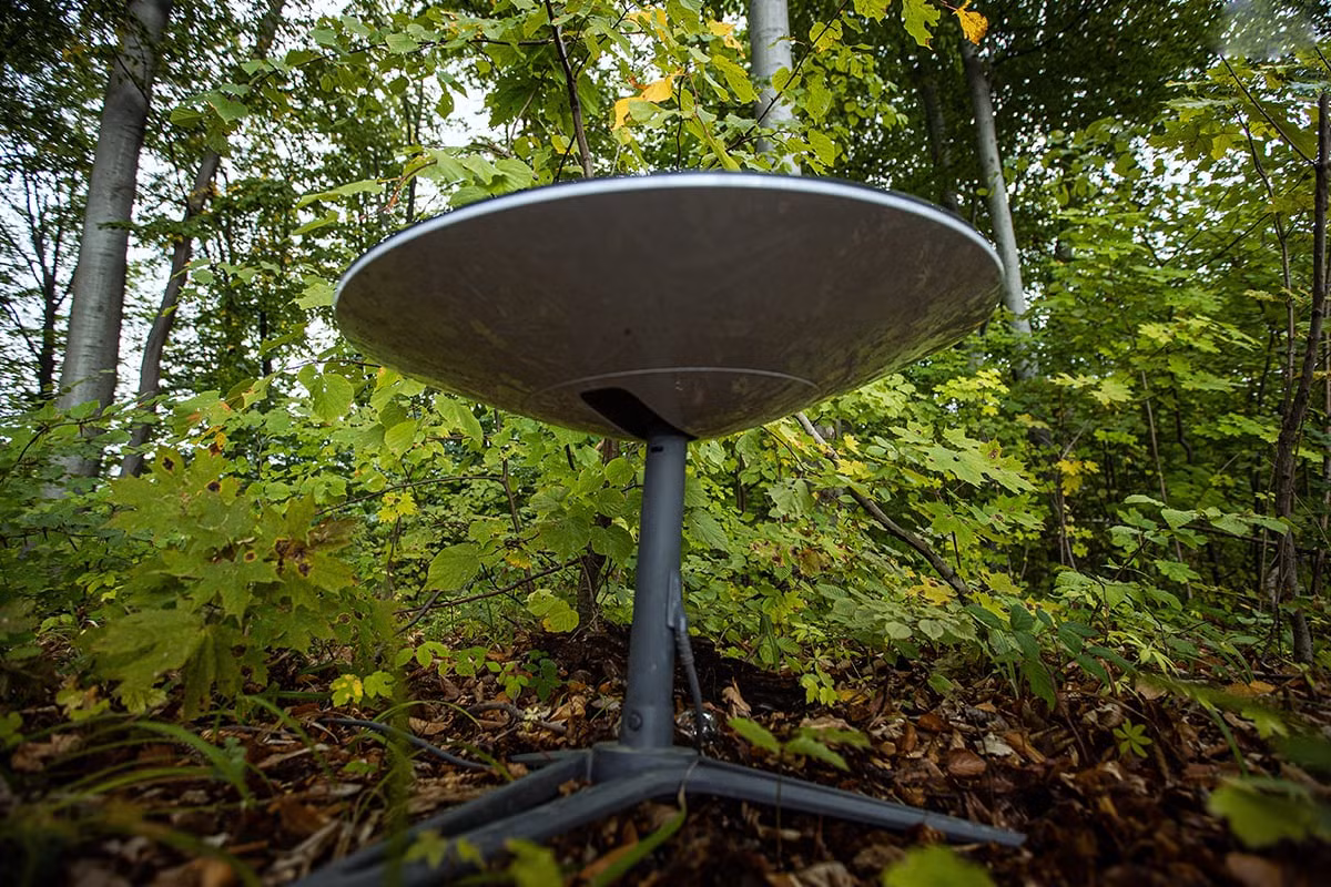 Để trợ giúp những chiếc UAV hoạt động hiện quả, Quân đội Ukraine sử dụng hệ thống vệ tinh Starlink do tỷ phú người Mỹ Elon Musk cung cấp cho Ukraine. Nhưng điều này là không đúng với thỏa thuận giữ Elon Musk với chính phủ Ukraine.