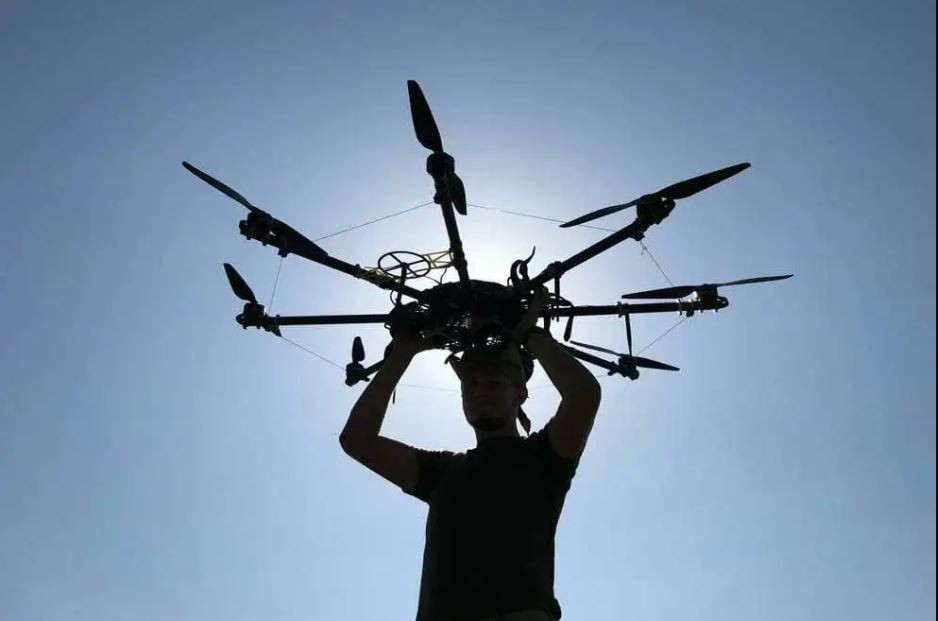 Tuy nhiên, với việc sử dụng UAV ngày càng nhiều, ngay cả quân đội Nga cũng đang phải đối mặt với những vấn đề nghiêm trọng. Một trong số đó là việc sử dụng UAV trong điều kiện gió mạnh, khiến pin của UAV rất nhanh hết và UAV không đủ thời gian để phát hiện mục tiêu.