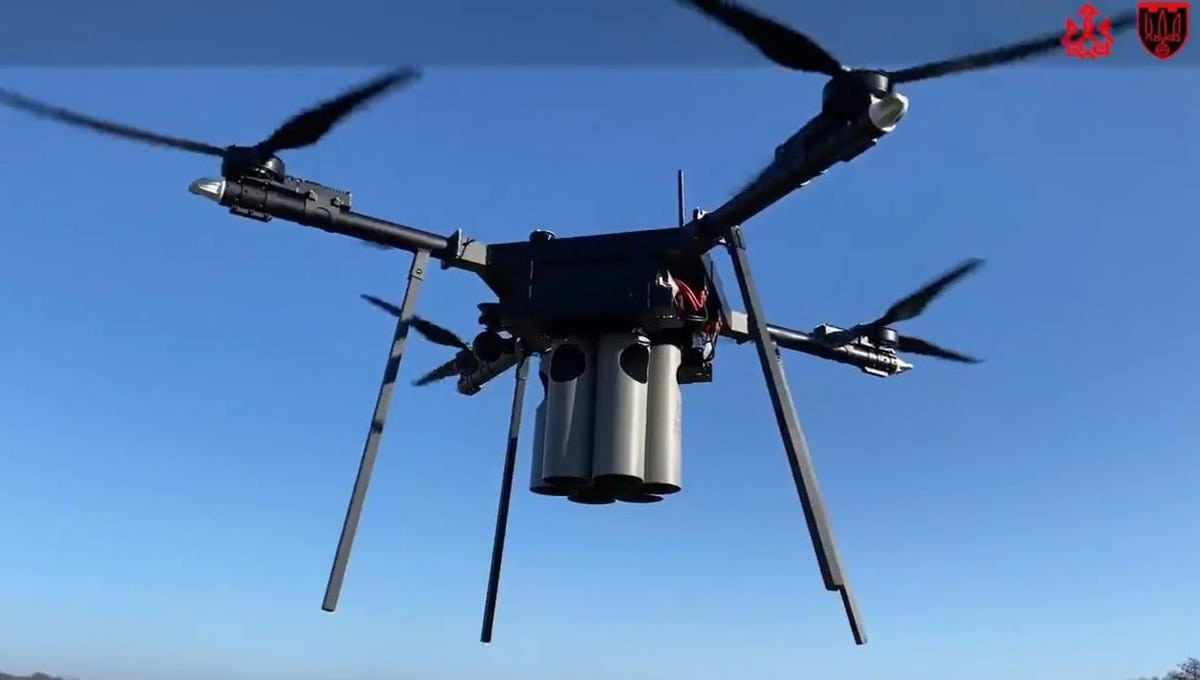 Tạp chí The Economist của Mỹ viết, do số lượng UAV tăng lên; ngoài UAV quân sự lớn như TB2 của Ukraine hay Orla-10 của Nga, thì những chiếc UAV 4 trục thương mại giá rẻ được cả hai bên sử dụng, để chuyển đổi thành máy bay ném bom ngẫu hứng.