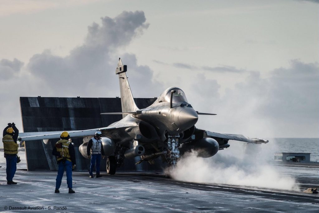 Hải quân Ấn Độ đang tìm kiếm 57 máy bay chiến đấu đa chức năng để hoạt động trên các tàu sân bay tương lai của mìnhvà Pháp thể hiện rất mong muốn có được hợp đồng này.