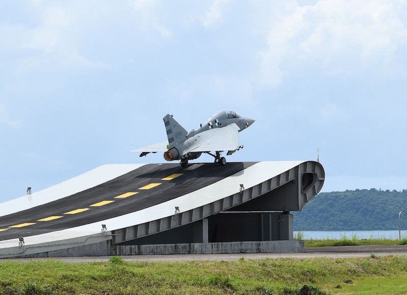 Bắt đầu từ ngày 6/01/2022, Hải quân Ấn Độ (BNS) cho phép tiêm kích hạm Dassaut Rafale M bắt đầu thử nghiệm cất cánh nhảy cầu, trong khu vực thử nghiệm của căn cứ không quân INS Hansa trong thời gian 12 ngày.