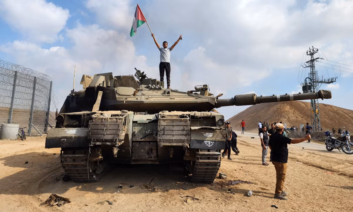 Trang "Momentum" của Mỹ cho rằng, đoạn video do Hamas công bố cho thấy, UAV đóng vai trò quan trọng trong việc chọc thủng hàng phòng thủ biên giới của Israel. Những khối chất nổ do những chiếc UAV này thả, đã phá hủy trạm vũ khí tự động gần bức tường biên giới, xe tăng Merkava cũng như binh lính của lực lượng tuần tra Israel.