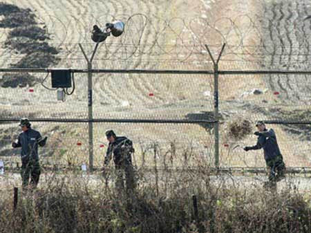 Tuy nhiên, bức tường biên giới của Israel không phải là không có tác dụng. Đơn vị đột kích hàng hải của Hamas trên tàu cao tốc đã hứng chịu hỏa lực của Israel và chịu tổn thất nặng nề.