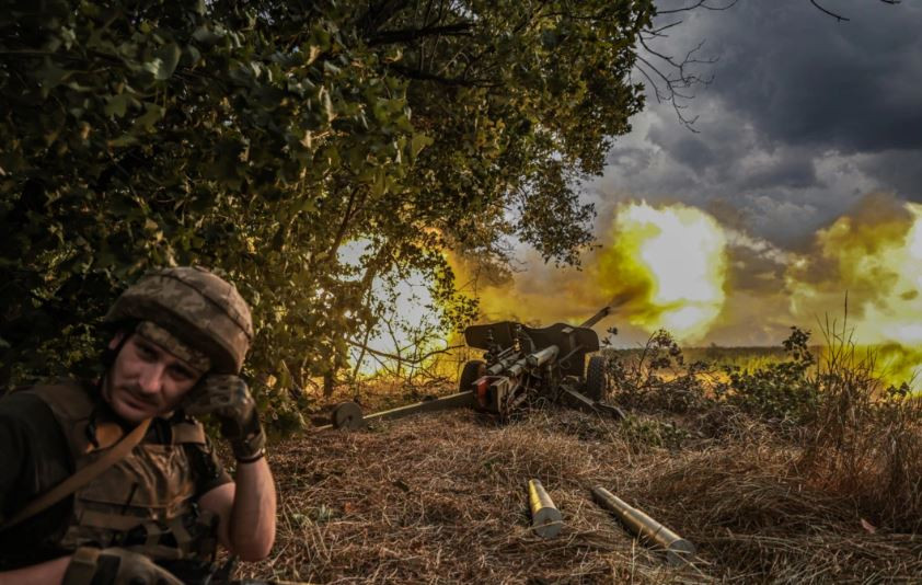 Các nhà phân tích cho rằng, lý do quân đội Nga trong chiến dịch Severodonetsk-Lisichansk tiêu tốn rất nhiều nhân lực và trang thiết bị và cuộc tấn công của quân đội Ukraine ở Kherson và các nơi khác khiến quân đội Nga không dám đưa quân dự bị vào Bakhmut quá sớm. 