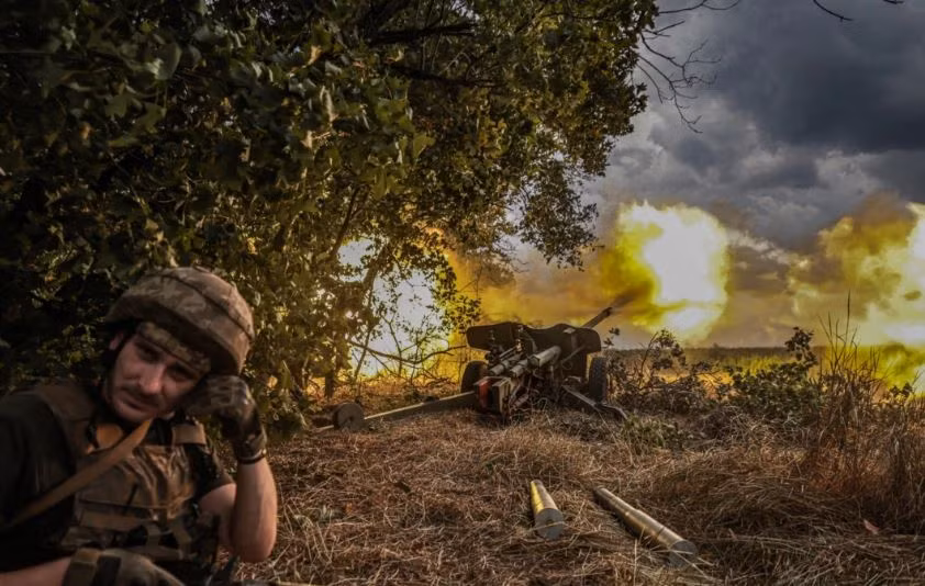 Các nhà phân tích cho rằng, lý do quân đội Nga trong chiến dịch Severodonetsk-Lisichansk tiêu tốn rất nhiều nhân lực và trang thiết bị và cuộc tấn công của quân đội Ukraine ở Kherson và các nơi khác khiến quân đội Nga không dám đưa quân dự bị vào Bakhmut quá sớm. 