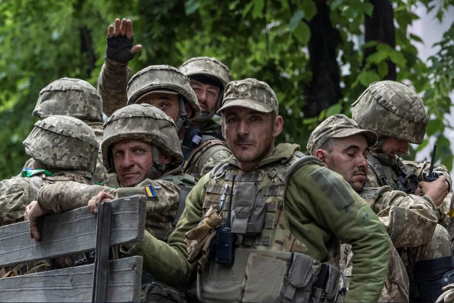 Theo Viện nghiên cứu Chiến tranh Mỹ, ddối mặt với việc nhóm quân phòng ngự tại Bakhmut bị Quân đội Nga bao vây, Bộ chỉ huy Quân đội Ukraine tại Donbass có lẽ phải rút một số đơn vị tinh nhuệ, đang tiến hành chiến dịch phản công tại Kherson, để tăng cường khả năng phòng ngự tại đây.