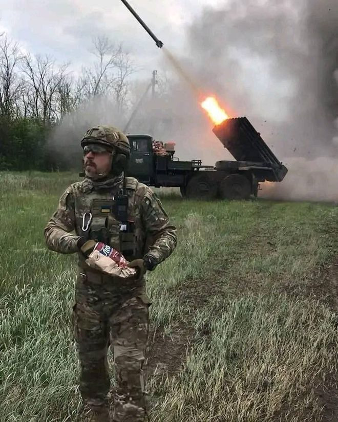 Hiện tại, Quân đội Ukraine đang hứng chịu thương vong nặng nề trên tiền tuyến và không đủ khả năng chống lại các loại pháo của quân Nga, vốn nằm ngoài tầm bắn của các loại pháo do Mỹ cung cấp. "Những khu vực khó khăn nhất là ở miền đông Ukraine, miền nam Donetsk (thuộc vùng Donbass) và Luhansk".