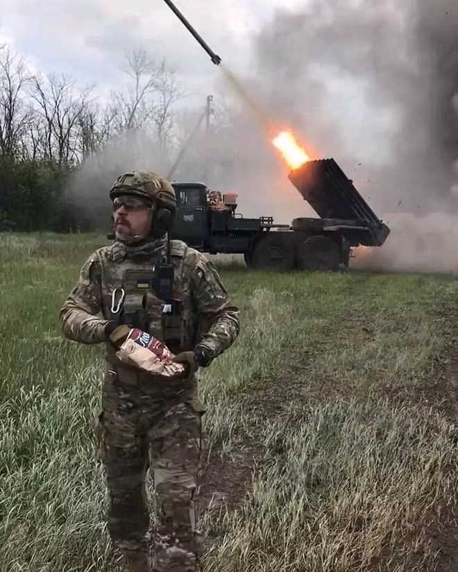 Hiện tại, Quân đội Ukraine đang hứng chịu thương vong nặng nề trên tiền tuyến và không đủ khả năng chống lại các loại pháo của quân Nga, vốn nằm ngoài tầm bắn của các loại pháo do Mỹ cung cấp. "Những khu vực khó khăn nhất là ở miền đông Ukraine, miền nam Donetsk (thuộc vùng Donbass) và Luhansk".