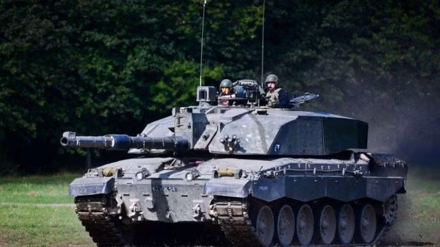 Nhưng khi 14 chiếc xe tăng chiến đấu chủ lực Challenger 2 đầu tiên của Ukraine đến khu vực Kreminna vào đầu tháng tới, có thể sẽ có các trận giao đấu tăng của Lữ đoàn đổ bộ đường không 25 và 80 của Ukraine với Sư đoàn xe tăng số 90 của Nga.