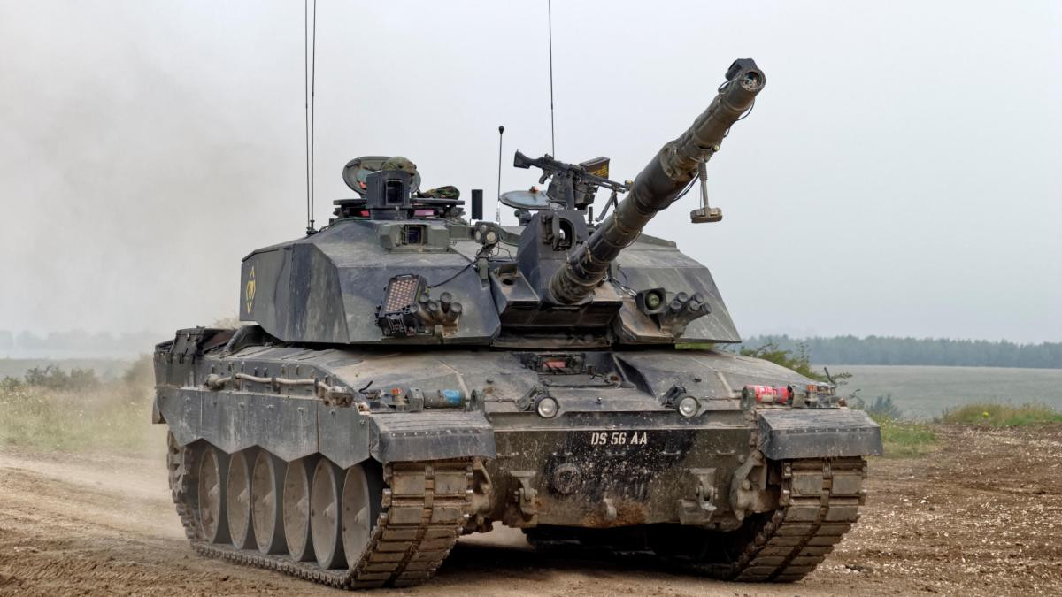 Về khả năng bảo vệ, mặc dù Challenger-2 được bảo vệ bằng giáp Chobham thế hệ thứ hai, còn được gọi là Dorchester của hãng Perkins; nhưng thân xe tăng chỉ làm từ thép gia cường và thiếu giáp composite và giáp phản ứng nổ. Cùng với đó, khoang chứa đạn không được gia cố, khiến chúng có nguy cơ phát nổ rất cao nếu bị trúng đạn.