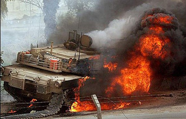 Do khoang chứa đạn của xe tăng M1A2 được đặt ở phía sau tháp pháo, nên khả năng xe bị bắn trúng cao hơn. Mặc dù giữa buồng lái và khoang chứa đạn có một cửa ngăn, nhưng thiết kế này cũng không cứu được kíp xe khi bị trúng đạn. Nhưng cũng rất ít trường hợp, M1A2 bị thổi tung tháp pháo, như một số dòng tăng của Liên Xô.