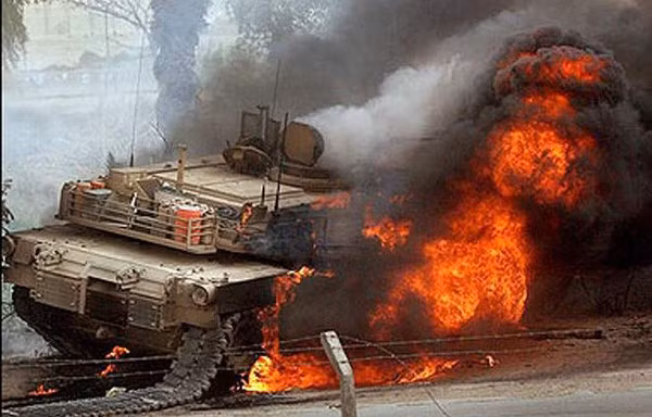 Do khoang chứa đạn của xe tăng M1A2 được đặt ở phía sau tháp pháo, nên khả năng xe bị bắn trúng cao hơn. Mặc dù giữa buồng lái và khoang chứa đạn có một cửa ngăn, nhưng thiết kế này cũng không cứu được kíp xe khi bị trúng đạn. Nhưng cũng rất ít trường hợp, M1A2 bị thổi tung tháp pháo, như một số dòng tăng của Liên Xô.