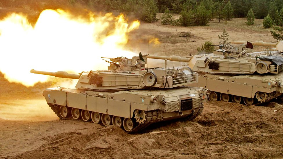 Lấy xe tăng chiến đấu chủ lực M1 Abram của Mỹ và T-72 do Nga sản xuất làm ví dụ, chúng được trang bị pháo chính 120mm và 125mm tương ứng, có thể bắn trúng mục tiêu cách xa vài km. Vấn đề là loại pháo này bắn tương đối chậm và số lượng đạn mang theo hạn chế. 