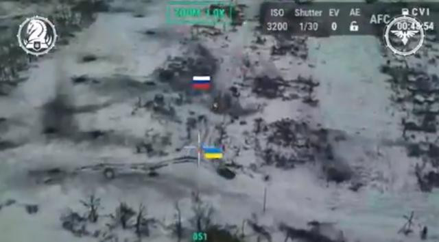 Lúc này, chiếc T-90M bị áp đảo trong một trận đánh cận chiến bất ngờ, đối mặt với hai chiếc xe chiến đấu bộ binh có khả năng cơ động cao, kíp xe T-90M đã bắn hai phát đạn, nhưng không trúng mục tiêu. Hai chiếc Bradley liên tục cơ động, nên chiếc T-90M khó có thể bắn trúng.