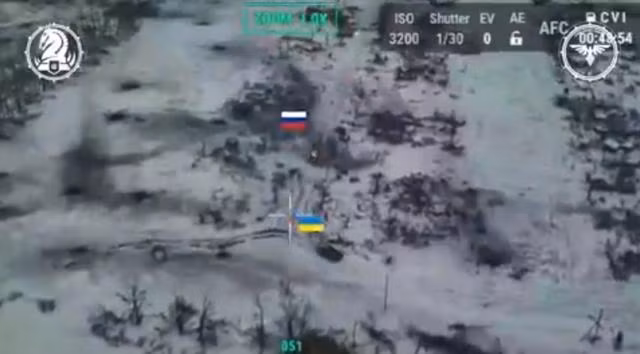 Lúc này, chiếc T-90M bị áp đảo trong một trận đánh cận chiến bất ngờ, đối mặt với hai chiếc xe chiến đấu bộ binh có khả năng cơ động cao, kíp xe T-90M đã bắn hai phát đạn, nhưng không trúng mục tiêu. Hai chiếc Bradley liên tục cơ động, nên chiếc T-90M khó có thể bắn trúng.