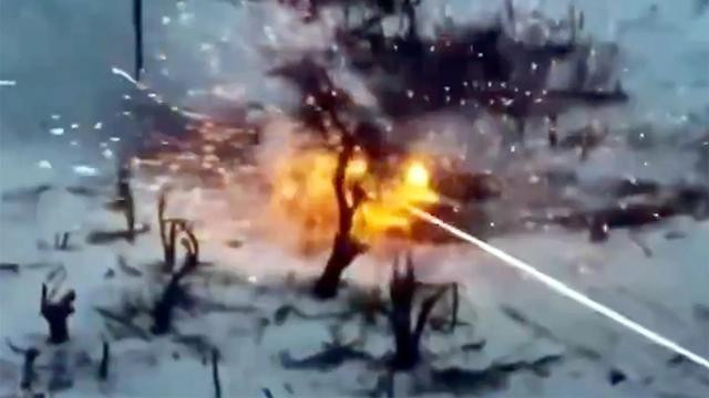 Khi tiếp cận ở cự ly gần, chiếc Bradley bắt đầu khai hỏa vào xe tăng T-90M, có thể đây là một trận đánh “rất vội vàng”, hơn nữa xe đang di chuyển ở cự ly gần, nên kíp xe Bradley không thể sử dụng loại vũ khí chống tăng mạnh nhất là tên lửa chống tăng "TOW"; mà phải sử dụng pháo bắn nhanh 25 mm.