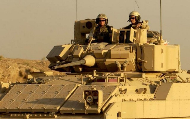 Pháo bắn nhanh 25mm “Big Viper” trang bị trên xe Bradley sử dụng đạn xuyên giáp lõi uranium nghèo, về mặt lý thuyết không thể xuyên thủng giáp trước của xe tăng T-90M; nhưng có thể xuyên thủng giáp phía sau và bên hông ở cự ly gần. 