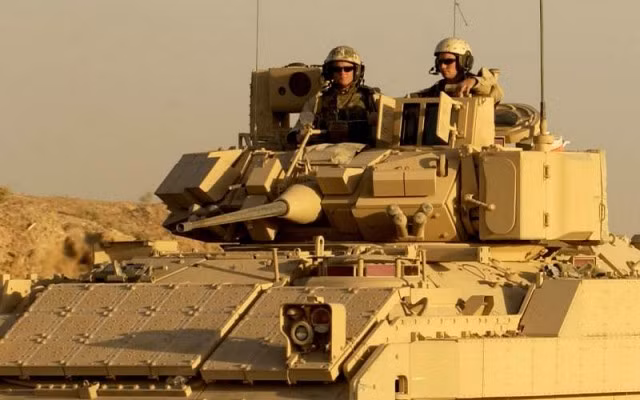 Pháo bắn nhanh 25mm “Big Viper” trang bị trên xe Bradley sử dụng đạn xuyên giáp lõi uranium nghèo, về mặt lý thuyết không thể xuyên thủng giáp trước của xe tăng T-90M; nhưng có thể xuyên thủng giáp phía sau và bên hông ở cự ly gần. 