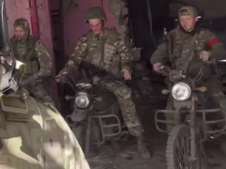 Sự nhỏ gọn và linh hoạt của xe máy và xe ô tô địa hình ATV giúp lính Nga di chuyển nhanh chóng trên chiến trường, tránh né sự trinh sát của UAV và hỏa lực pháo binh của đối phương một cách hiệu quả. Sự thay đổi này mang lại lợi thế đáng kể về khả năng cơ động và khả năng tấn công cho Quân đội Nga, khiến Quân đội Ukraine bất ngờ.