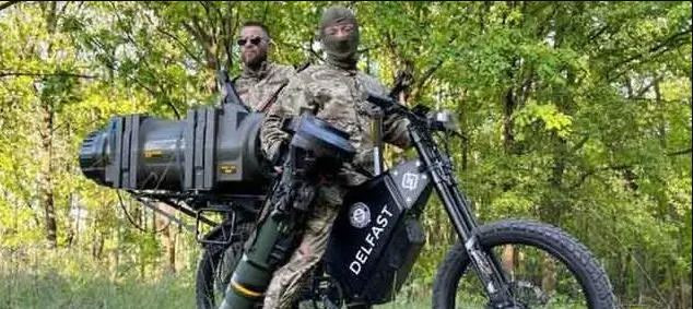 Gần đây, Quân đội Nga đã thể hiện một sự thay đổi chiến thuật bất ngờ trên chiến trường Ukraine. Họ từ bỏ cuộc tấn công bằng xe tăng thông thường và áp dụng chiến thuật tấn công bằng xe mô tô và xe địa hình ATV tiên tiến. 