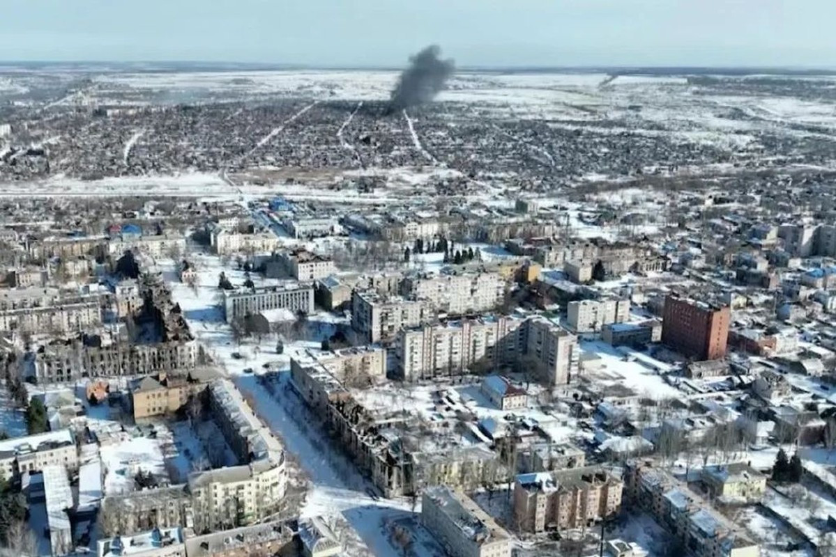 Bakhmut nằm ở vùng Donbass, là đầu mối giao thông quan trọng tiếp tế cho Quân đội Ukraine, có nhiều tuyến đường bộ, đường sắt đi qua nơi này; việc quân Nga có chiếm được Bakhmut hay không, sẽ có tác động quan trọng đến cục diện chiến sự ở miền đông Ukraine.