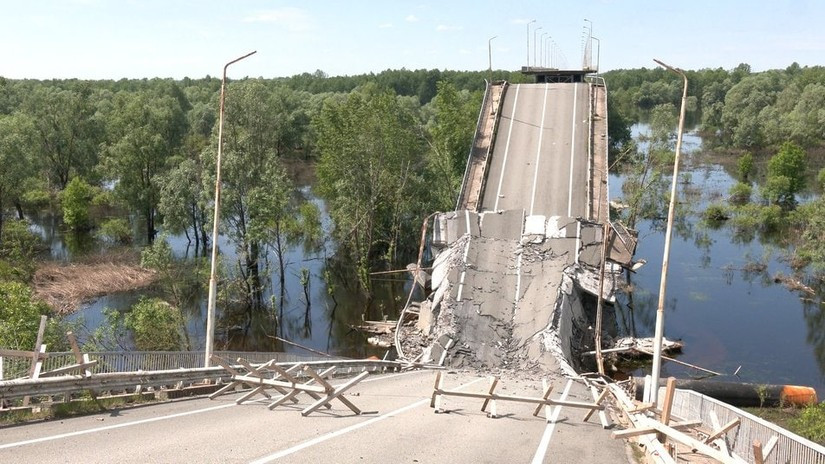 Tất nhiên, đây không phải là lần đầu tiên Quân đội Ukraine sử dụng chiến thuật này. Ngay từ năm 2022, sau khi Quân đội Nga tấn công Ukraine, Ukraine đã phá hủy nhiều cây cầu nhằm ngăn chặn Quân đội Nga nhanh chóng đạt được các mục tiêu quân sự của mình.