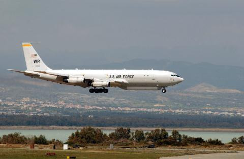 Có thể sắp tới, Không quân Mỹ sẽ loại khỏi biên chế hầu hết các máy bay do thám và giám sát mặt đất. Do loại máy bay E-8C to xác và bay chậm, không thể tồn tại gần mạng lưới phòng không của đối phương trong thời chiến, nên Không quân Mỹ sẽ loại bỏ loại máy bay này.