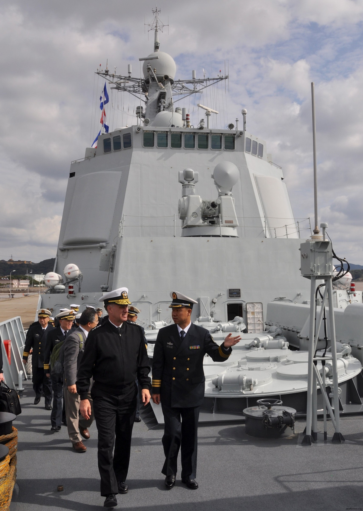 Tàu khu trục 052C hiện cũng chỉ đứng đứng hạng 2 trong các tàu nổi của Trung Quốc và Type 052C cũng không nằm trong danh sách tiếp tục phát triển của Hải quân Trung Quốc. 