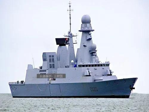 Nhưng dù là tàu khu trục hay khinh hạm, thì lượng choán nước cũng không quá lớn, ví dụ khinh hạm Type 45 của Anh và Horizon của Pháp về cơ bản là các tàu khu trục có tải trọng khoảng 7.000-8.000 tấn; trong khi đó, Type 052C của Trung Quốc cũng có tải trọng 7.000 tấn. 