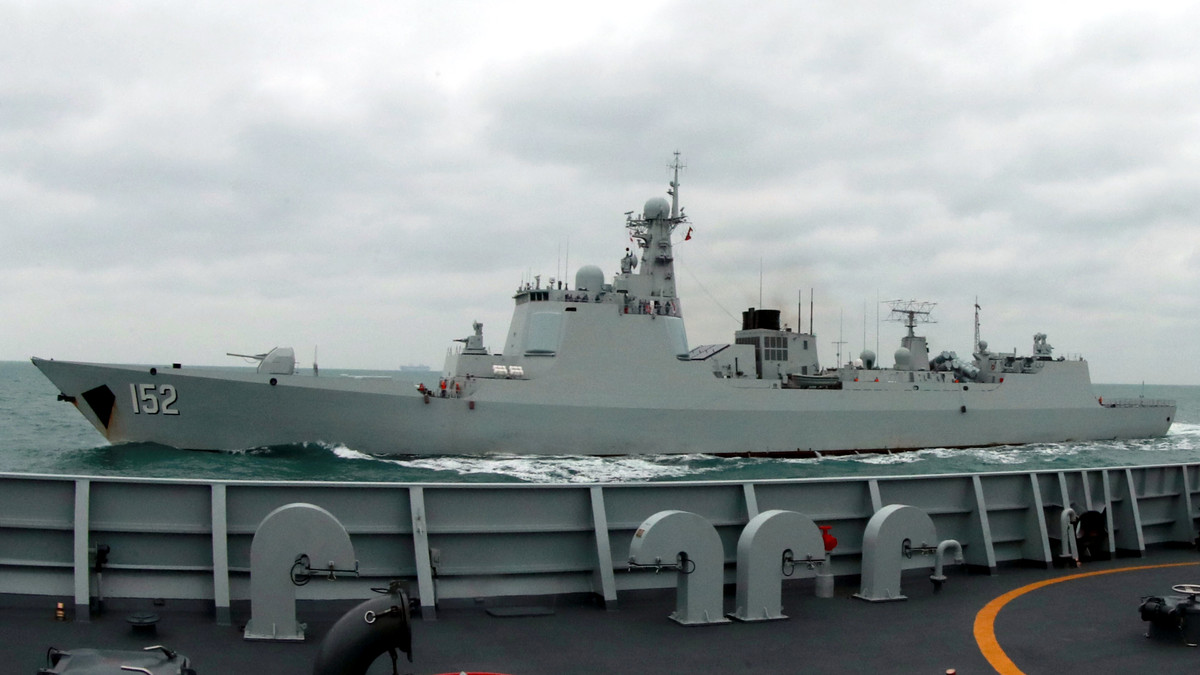 Ngoài khả năng phòng không, tàu khu trục Type 052C của Hải quân Trung Quốc còn có thể phóng tên lửa chống hạm YJ-62, tên lửa có tầm bắn 150 hải lý (280 km) và được dẫn bắn bởi radar điều khiển hỏa lực Type 730.