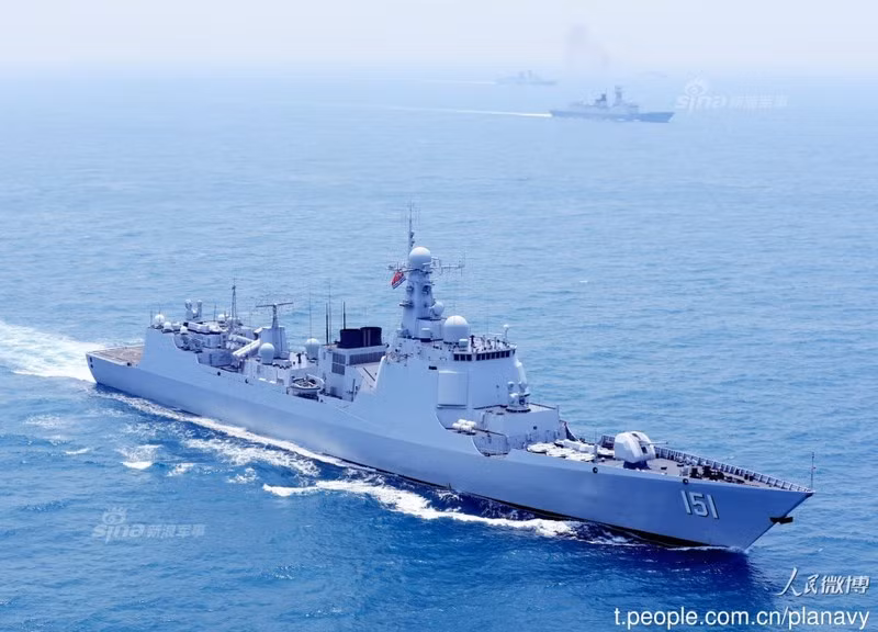 Về khả năng chiến đấu, Type 052C xếp ở chỗ nào trong bản đồ hải quân thế giới? Theo lý thuyết, thì vũ khí đòi hỏi tính năng tiên tiến và số lượng đủ áp đảo đối phương; như vậy cả hai yếu tố trên, thì Type 052C đều không gây được ấn tượng. 