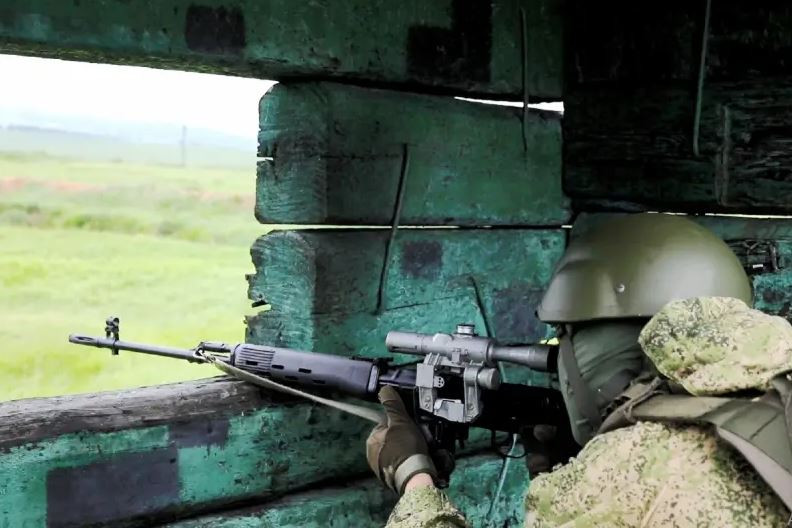 Một điều đe dọa với các lực lượng phòng ngự Ukraine ở trên hướng phía đông thành phố Pokrovsk là chỉ huy của Cụm quân Trung tâm là Tướng Mordvichev, một tướng trẻ, có tính chỉ huy quyết đoán, ra những mệnh lệnh chiến đấu mà Bộ Tổng tham mưu Quân đội Ukraine không thể lường trước. Trong bối cảnh như vậy, quân Ukraine khó có cơ hội ngăn chặn cuộc tấn công trước tuyến do người Nga hoạch định. (Nguồn ảnh: TASS, Sputnik, CNN, Forbes).