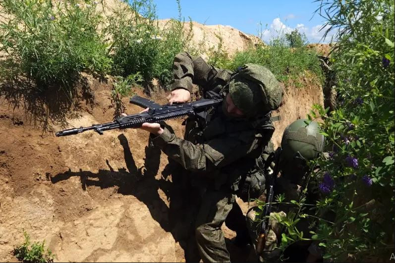 Về phía đông bắc làng Zhelanny, quân Nga cũng tích cực mở rộng vùng kiểm soát, đánh bật một đại đội của Lữ đoàn bộ binh cơ giới 47 đang phòng ngự ở đó, và hiện đã sẵn sàng cắt đứt vị trí, mà quân Ukraine có thể vượt sông Volchya, để cung cấp cho lực lượng phòng ngự. Từ đó khiến quân Ukraine đang chiến đấu ở khu vực làng Zhelanny, phải đối mặt với sự thiếu hụt nguồn cung hậu cần, trong một tình thế khó khăn”.