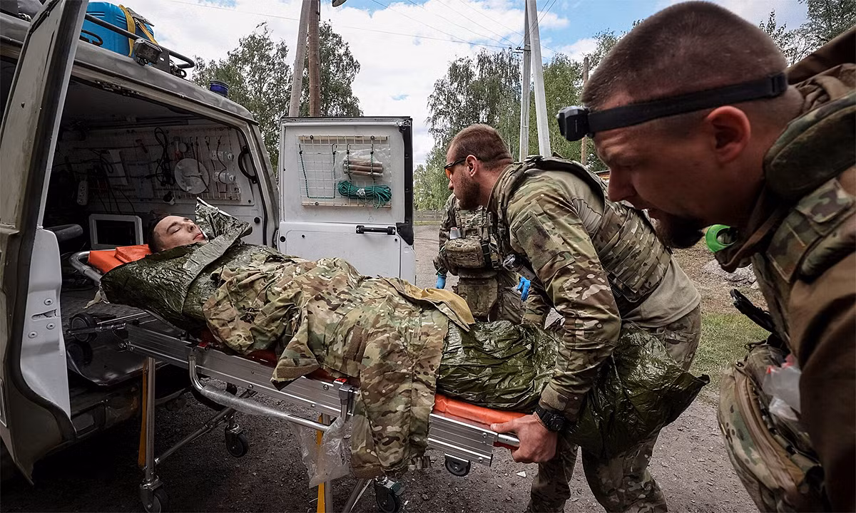 Việc đặt cược của Tổng tư lệnh Quân đội Ukraine, Tướng Syrsky vào các lữ đoàn độc lập, đã hoạt động tốt trong năm 2022-2023, nhưng giờ không còn hiệu quả nữa, khi Quân đội Nga đã “bắt nhịp” với chiến trường và đặc biệt là sự “hồi sinh” của Lực lượng Không quân chiến thuật, khi đưa vào sử dụng bom lượn có điều khiển từ bom thường.