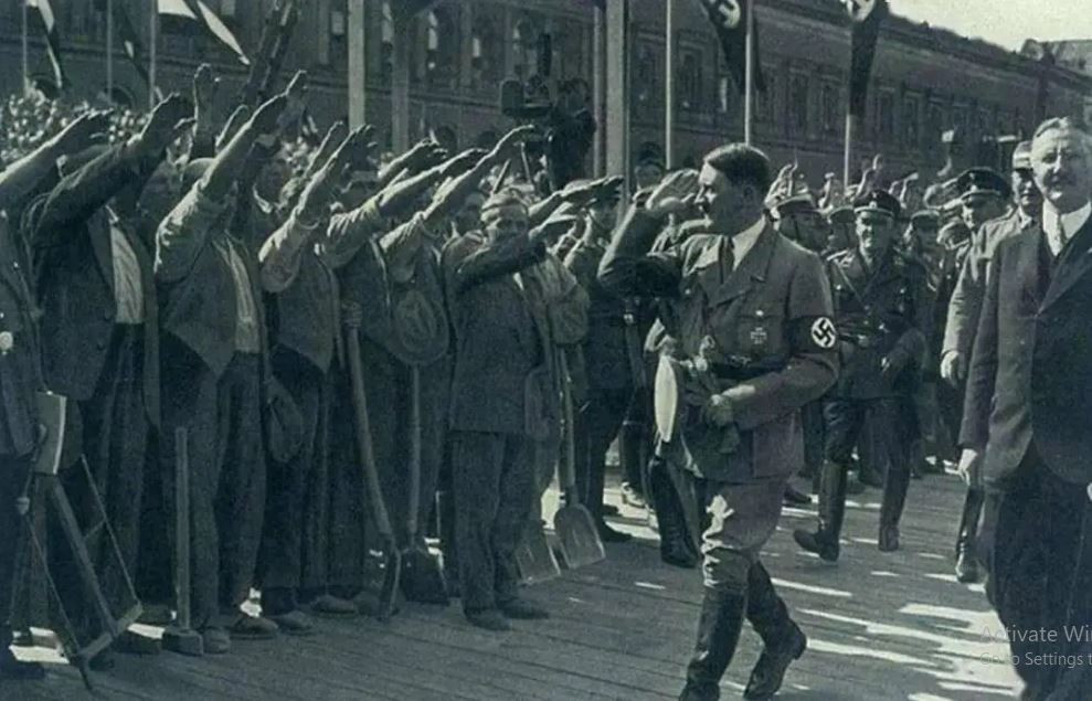 Có người có thể ghi tên vào lịch sử và được ghi nhớ mãi mãi, hiển nhiên Adolf Hitler cũng thuộc về con người như vậy, nhưng ông ta đã khiến nhân dân toàn thế giới phải gánh chịu sự tàn phá của chiến tranh và đặc biệt là tội ác diệt chủng.