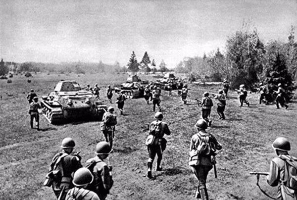 Hành động này đã gây ra sự thay đổi căn bản cục diện chiến lược Thế chiến thứ 2; chiến trường thứ hai do Anh, Pháp, Mỹ mở ra ở mặt trận phía tây, phối hợp cùng với chiến trường mặt trận phía đông của Liên Xô, khiến Hitler không thể gượng nổi. 