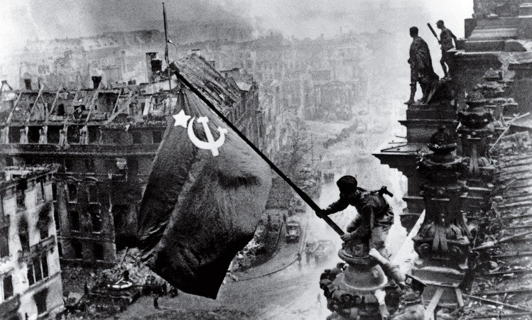 Tuy nhiên Liên Xô đã khiến Hitler gặp phải trận "Waterloo" của đời mình. Hitler cuối cùng đã phải trả giá cho sự kiêu ngạo của ông ta, khi phải tự sát dưới tầng hầm phủ Thủ tướng Đức. Việc Hitler quá coi thường đối thủ, khiến ông ta phải chịu thất bại cay đắng. (Nguồn ảnh: Wikipedia, Topwar).