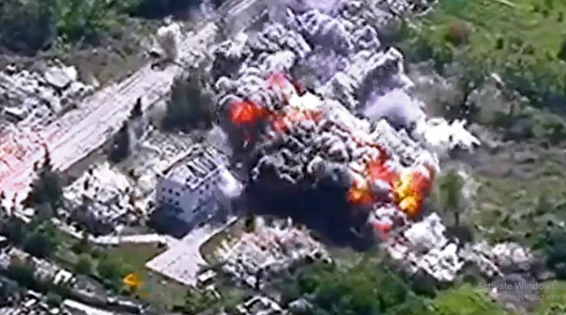 Một làn sóng xung kích khổng lồ xé toạc không khí, phá hủy mọi thứ gần như tan thành từng mảnh. Những người bị trúng bom, đều tắt thở trong tích tắc. Cơ thể của họ ngay lập tức bị biến dạng dưới áp lực của vụ nổ, nội tạng bị xé nát, máu và mảnh vụn bay khắp nơi. 