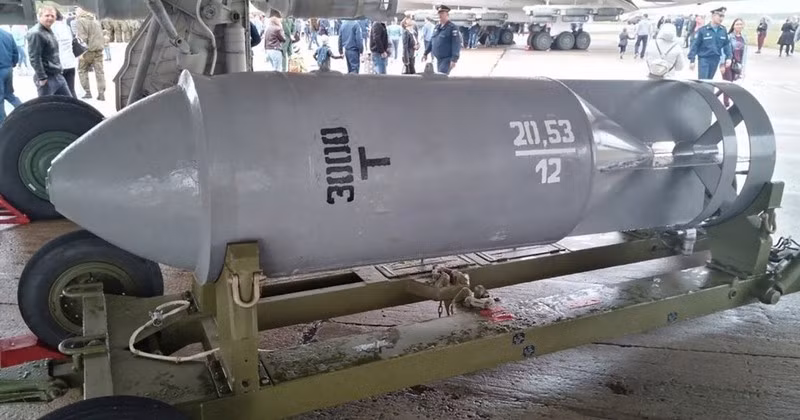 Trong quá trình phát triển, các kỹ sư Liên Xô phải đối mặt với một thách thức rất lớn, đó là làm thế nào để nạp một lượng lớn thuốc nổ vào quả bom và đảm bảo rằng, nó có thể phát huy tối đa khả năng sát thương khi phát nổ.