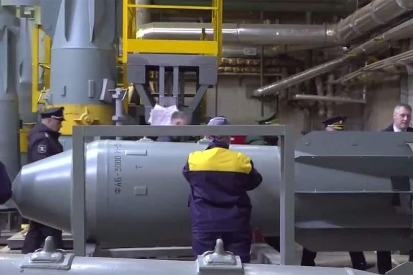 Do vậy việc Nga tăng cường sản xuất và sử dụng bom FAB-3000 chắc chắn sẽ góp phần mang đến cơ hội chiến thắng chiến lược của Nga đến gần hơn nhiều, nhất là khi họ phải vượt qua những pháo đài thành phố. Trong bối cảnh đó, lệnh ngừng bắn sớm ở Ukraine càng trở nên cấp bách hơn, nhà phân tích Weichert nhấn mạnh. (Nguồn ảnh: RT, Sputnik, X).