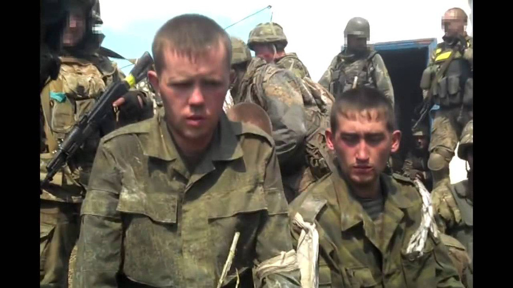 Và nếu người Nga hoặc thậm chí là lính Nga bị bắt làm tù binh và thừa nhận rằng mình không phải là "người lái máy kéo" hay "thợ mỏ", thì câu trả lời của Moscow rất đơn giản, đó là những "quân tình nguyện" hoặc bị "lạc đường".