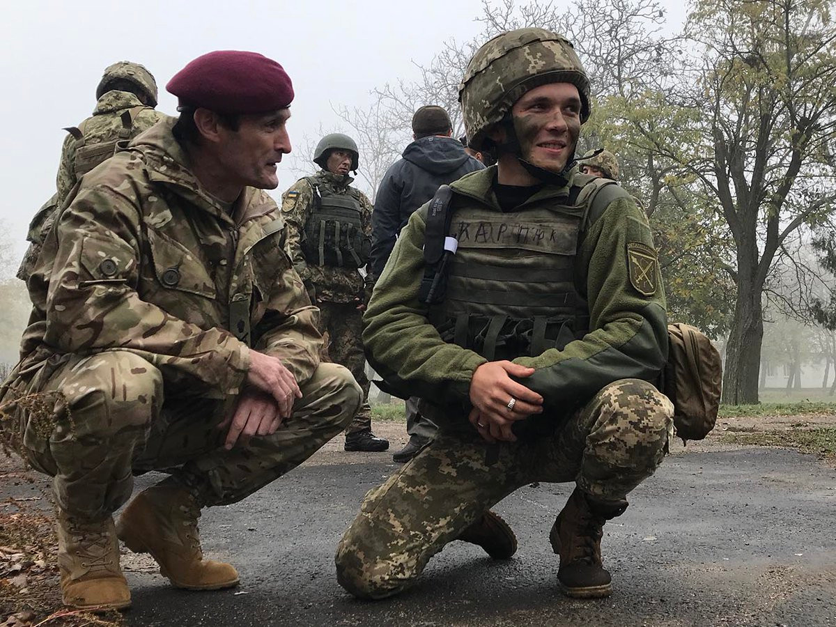 Trước đó vào trung tuần tháng 12, trả lời phỏng vấn trên Spectator TV, ông Ben Wallace cho biết: “Thực tế là Ukraine không phải là thành viên của NATO, chính vì vậy rất khó có khả năng “ai đó” sẽ gửi quân đến Ukraine để thách thức Nga ... Chúng ta không nên đùa cợt với mọi người về điều đó”.